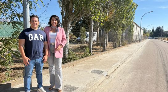 El Ayuntamiento habilita nuevo acerado en la calle Hermanos Grimm para reforzar la seguridad en esta zona residencial