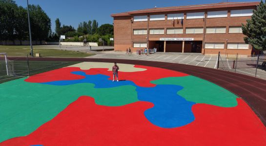 Nuevo mural decorativo en la una de las zonas centrales de la pista de atletismo del Colegio Miguel Hernández
