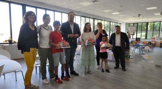Tres socios de la biblioteca premiados al pasar los 9.000 usuarios