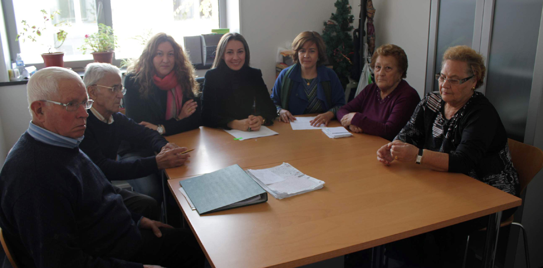 Marta Labrador acompañada por el equipo psicosocial y la asociación de mayores (Fotos: Comunicación Ayto.)