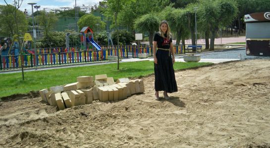 Hormigonado del suelo del espacio ubicado junto a las piscinas y al bar de Valdelagua