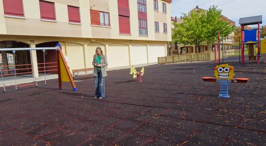 Nuevos juegos y un mini campo de fútbol en el parque infantil de la avenida Asturias