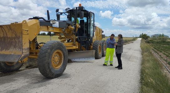 El Ayuntamiento nivela y desbroza cerca de una docena de caminos del término municipal