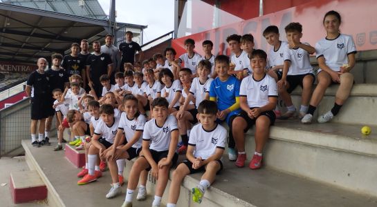 Más de 30 niños aprenden a jugar al fútbol en el campus de la Kings League