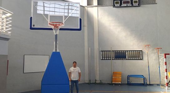 El frontón cubierto estrena canastas de basket y minibasket