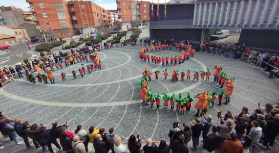 Los alumnos del Colegio Miguel Hernández celebran el Carnaval en la plaza de España