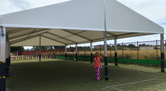 El Ayuntamiento instala una nueva carpa multiusos en el Colegio San Blas