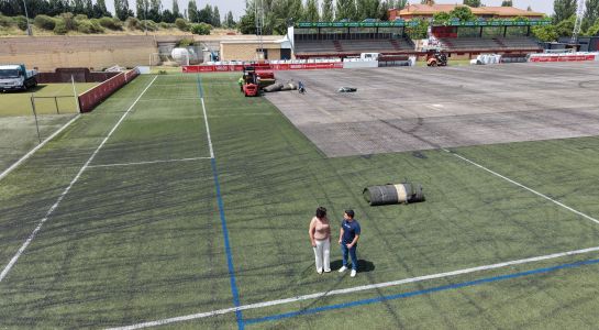 Arrancan los trabajos de renovación del césped del campo de fútbol Alfonso San Casto