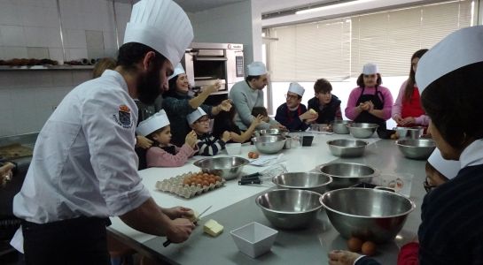 15 niños con discapacidad visual aprenden a cocinar en la Escuela de Hostelería de Santa Marta