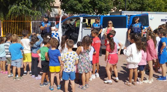 Los niños de Santa Marta conocen de cerca la labor de la Policía Local