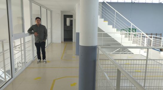 El Ayuntamiento refuerza la seguridad y mejora la climatización con el cerramiento del balcón de las gradas