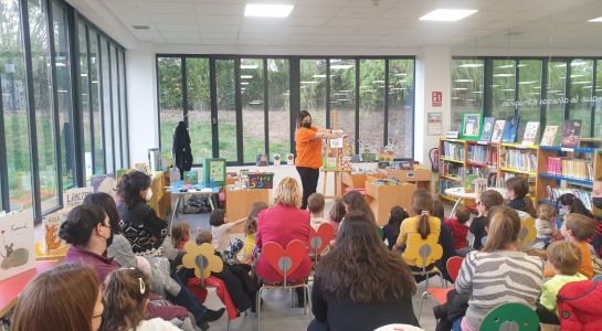 Los niños conmemoran el Día del Libro con un cuentacuentos