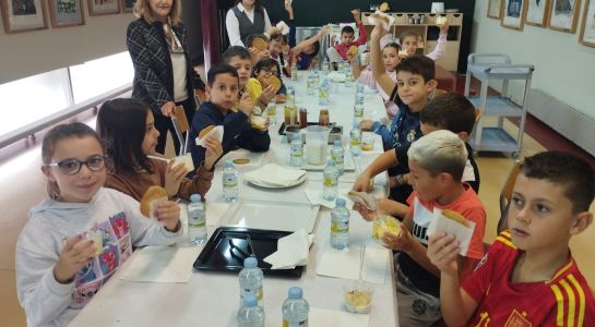 Los alumnos de 3º de Primaria descubren  en la Escuela de Hostelería todos los secretos de un desayuno saludable