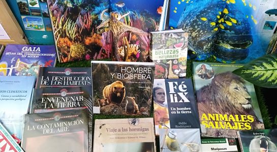 La biblioteca municipal celebra el Día del Libro con una doble exposición