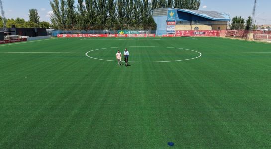 El campo de fútbol Alfonso San Casto estrena terreno de juego con la renovación del césped artificial