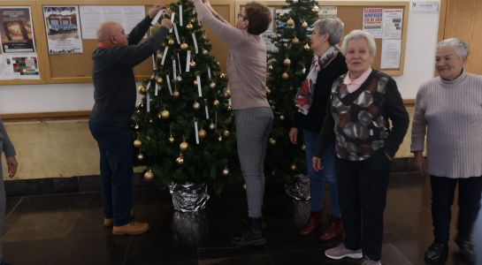Los mayores de Santa elaboran 'El árbol de los deseos'