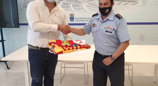 Acto de entrega de la bandera que se izará en el acto que se celebrará el domingo, 20 de junio
