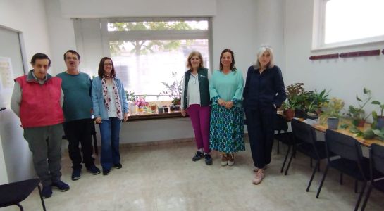 Intercambio de esquejes en las nuevas instalaciones que Asprodes ha inaugurado en el centro de Santa Marta