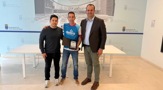 El Ayuntamiento reconoce la trayectoria deportiva y la labor solidaria del atleta santamartino Daniel García Mata 