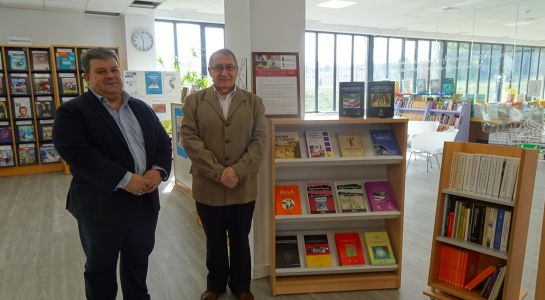 El catedrático de Educación José María Hernández dona medio centenar de libros a la biblioteca