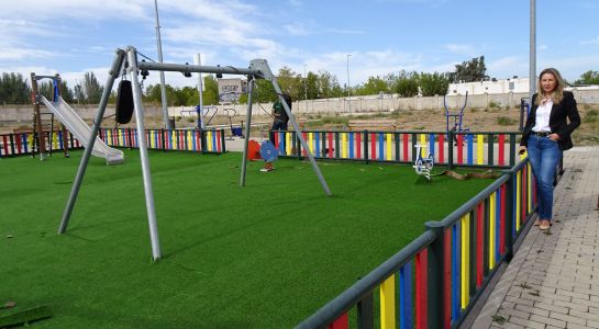 Nuevo césped y aparatos biosaludables para el parque infantil Virgen de la Paloma