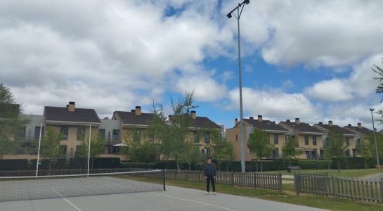Santa Marta ilumina la zona deportiva de La Raqueta con dos puntos de luz en la antigua pista de vóley playa