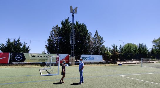 El campo municipal de fútbol estrena iluminación