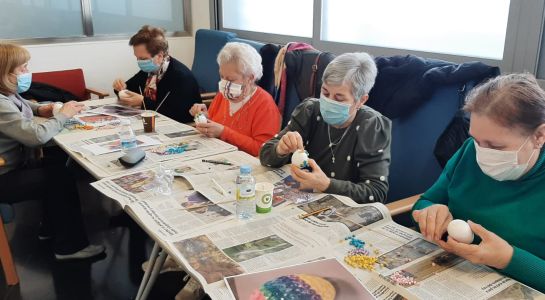 Los mayores participan en un taller de huevos de pascua