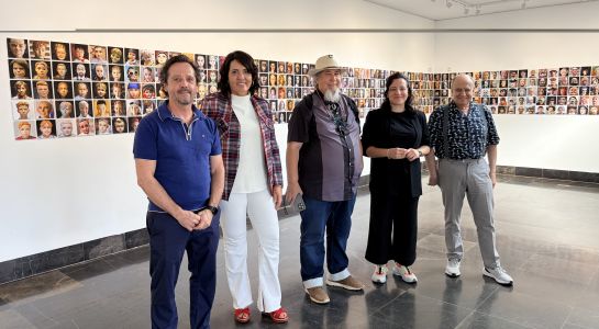 Los maniquíes protagonizan la nueva exposición de la Sala Tragaluz con 360 retratos del fotógrafo Victorino García Calderón