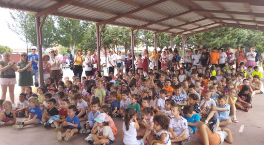 Los niños del Colegio Carmen Martín Gaite celebran su Semana Cultural en honor a la escritora que da nombre al centro