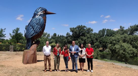 Una escultura de gran formato que representa a un martín pescador preside el nuevo tramo del paseo fluvial