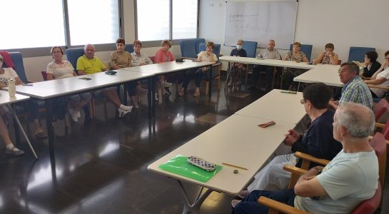 Los mayores de los talleres de memoria se gradúan en el paraninfo de la Universidad