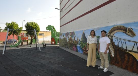 Nueva imagen para el parque infantil del paseo Alcalde José Sánchez con un nuevo mural inspirado en los dinosaurios