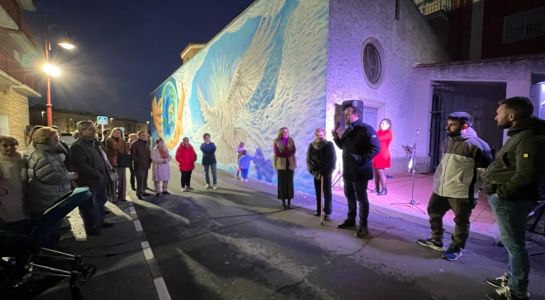 Inauguración del mural 'El mundo en tus manos' que homenaje al antiguo párroco de Santa Marta, Bernardino Monleón
