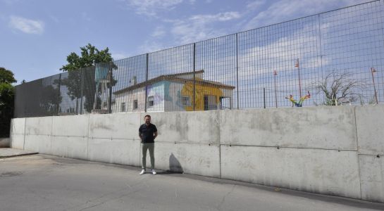El Ayuntamiento sustituye el muro de contención y la valla trasera del Área Joven