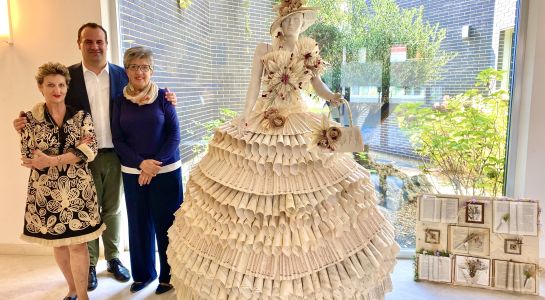 El Ayuntamiento muestra un vestido artesanal elaborado con 850 páginas de libros litúrgicos antiguos