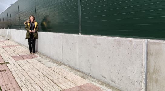 La instalación del último tramo de pantalla acústica completa el sistema anti ruido de La Fontana