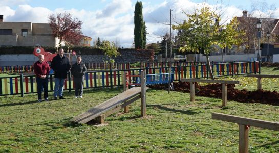 Acondicionamiento, instalación de riego y un toldo para el parque infantil en dos parcelas de Aldebarán