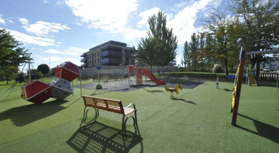 Abierto al público el parque infantil de la avenida Asturias con nuevos elementos de juego a disposición de los usuarios