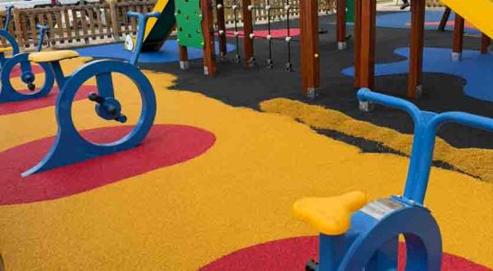 Finaliza la ampliación y renovación del parque infantil de la plaza Castilla y León con nuevos juegos y pavimento de seguridad