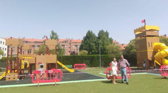 Nuevo parque infantil de temática medieval en la calle Gloria Fuertes