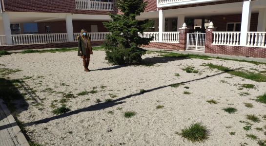 Nuevo hormigonado para adecentar el parterre de la calle Julián Sánchez el Charro