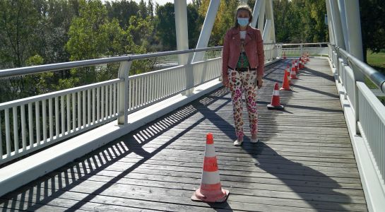 El Ayuntamiento acondiciona la pasarela a la Aldehuela  ajustando la tornillería y aplicando un tratamiento para la madera