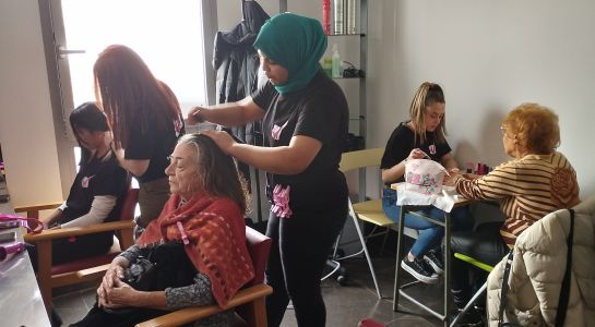 Comienza el programa 'Peines por sonrisas', el servicio gratuito de peluquería y manicura para mayores de 65 años