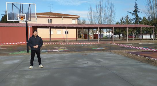 El Ayuntamiento acondiciona la pista de baloncesto del colegio Carmen Martín Gaite