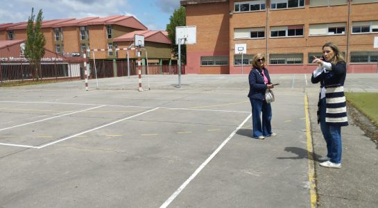 El Ayuntamiento repara una de las pistas exteriores del Colegio Miguel Hernández