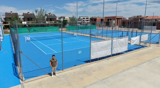 El Ayuntamiento acondiciona y renueva las tres pistas de tenis de la zona deportiva La Raqueta