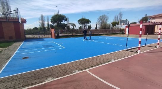 Finalizada la reforma de la pista de baloncesto del Colegio Carmen Martín Gaite