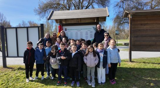 La reforestación de la Isla del Soto se inmortaliza en un panel informativo que refleja los nombres de los niños responsables de las plantaciones