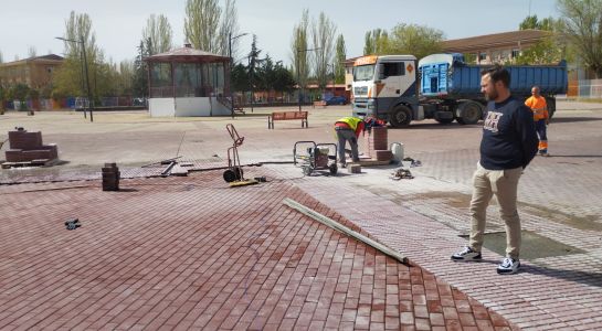 El Ayuntamiento acondiciona el acceso al pabellón 'Fay' y amplía la plaza Tierno Galván